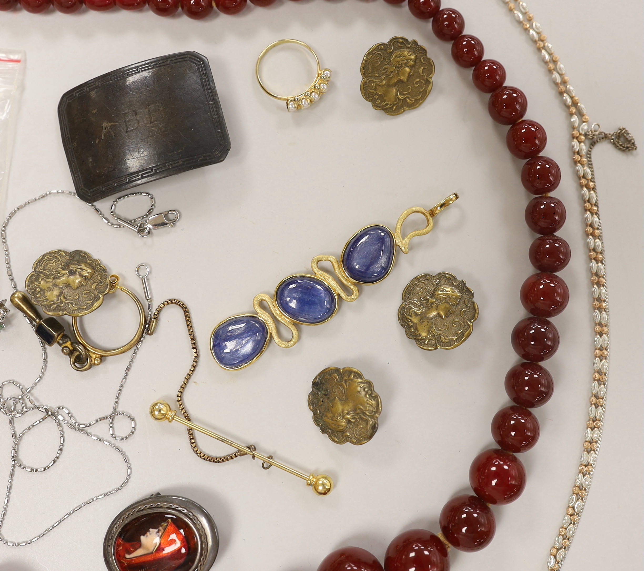A single strand simulated graduated cherry amber bead necklace, 62cm, gross weight 81 grams and a small group of assorted costume jewellery.
